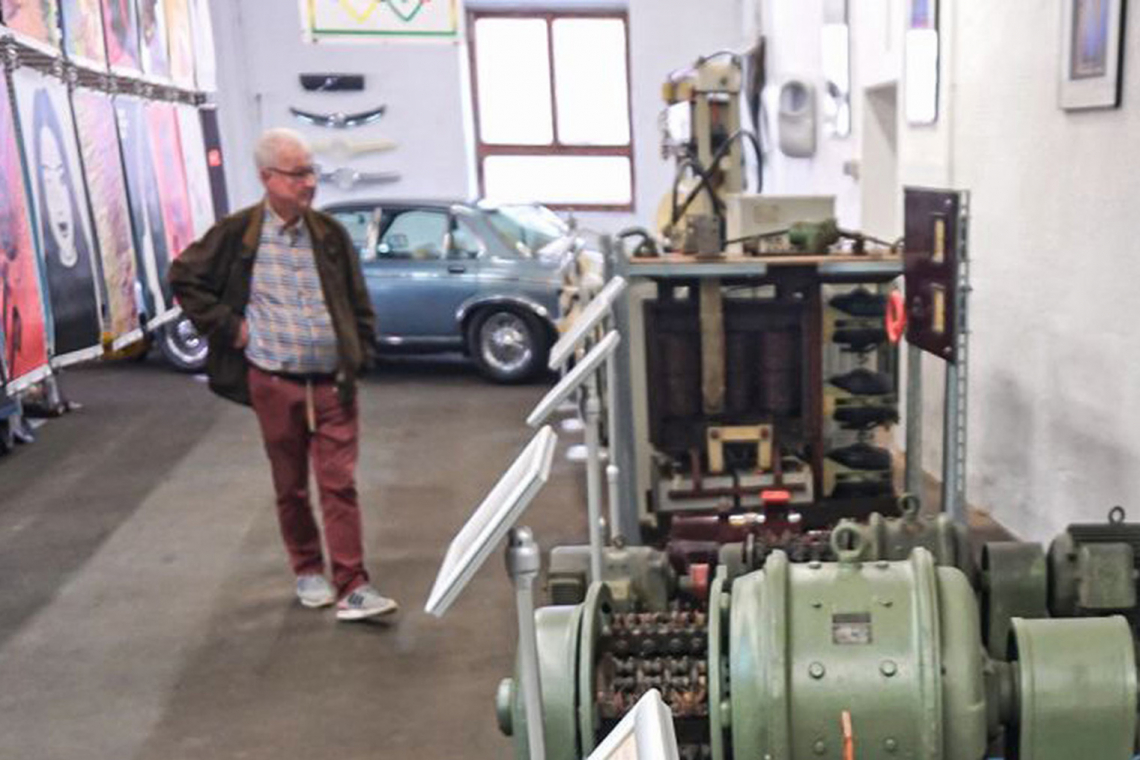 Thilo von Vopelius zeigt Exponate im Museum der Galvanotechnik - (Foto: Robert Piterek)